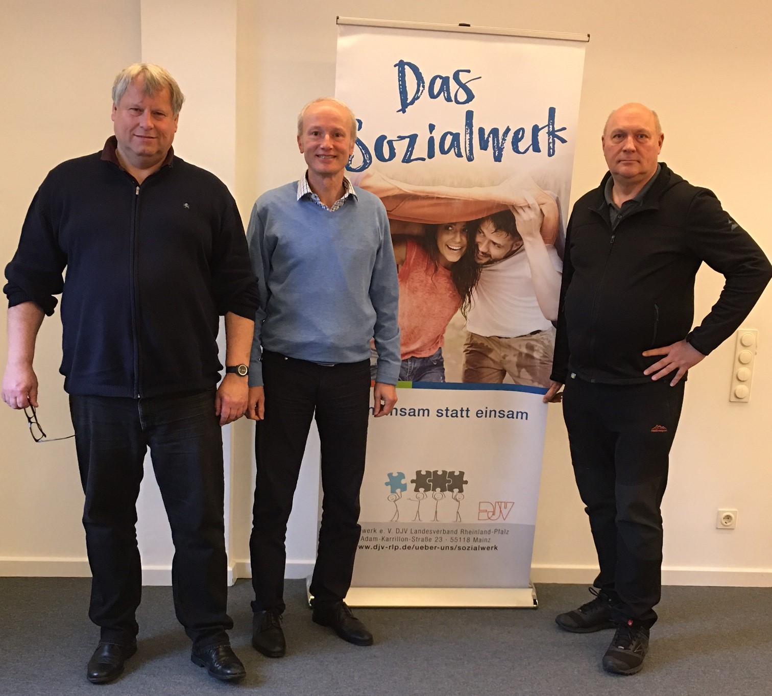  – Foto: Petra Derst - Jens Bayer-Gimm (Mitte) ist neuer Vorsitzender des Sozialwerks. In ihren Ämtern bestätigt wurden der stellvertretende Vorsitzende Michael Sommer (rechts) und der geschäftsführende Schatzmeister Klaus Bente (links).