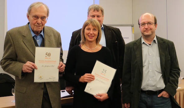  – (von links) Die Jubilare Dr. Gottfried Edel und Gabriele Koerner, Klaus Bente (stellv. Vorsitzender), Jürgen Krämer (Vorsitzender). Foto: Jürgen Fritsch
